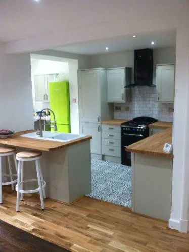 Kitchen and breakfast bar from JDS Home Improvements’ project gallery